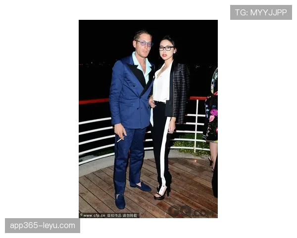 “从街头到豪门：揭秘奥斯梅恩的童年足球梦启航”