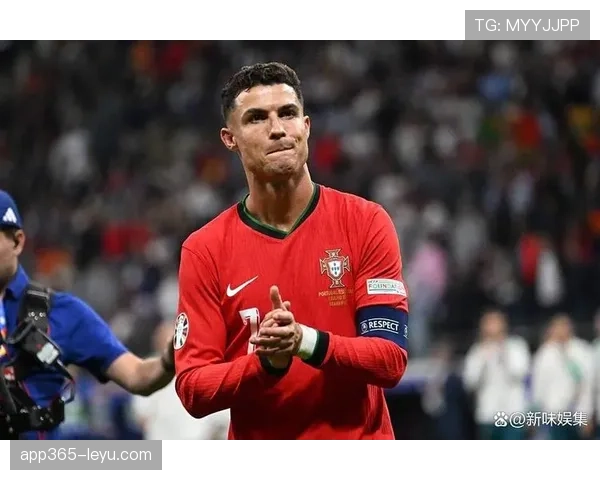 C罗巅峰倒钩再现足坛神迹，引爆全场球迷热情