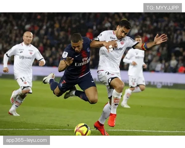 法甲积分榜：巴黎圣日耳曼稳居榜首，摩纳哥强势回暖引关注