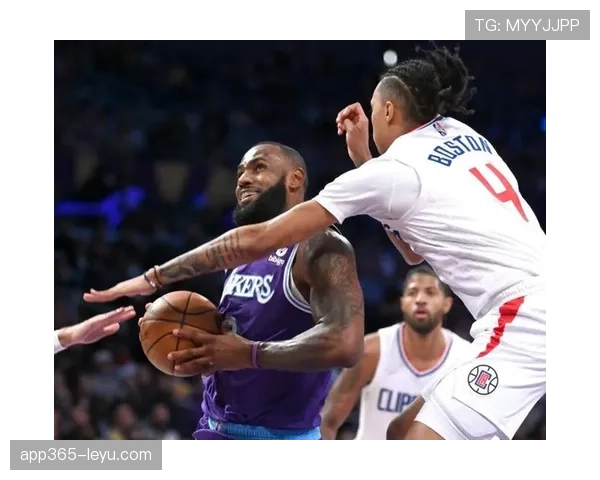 扎伊恩篮下强攻效率提升显著，对比新秀季得分爆发更稳健